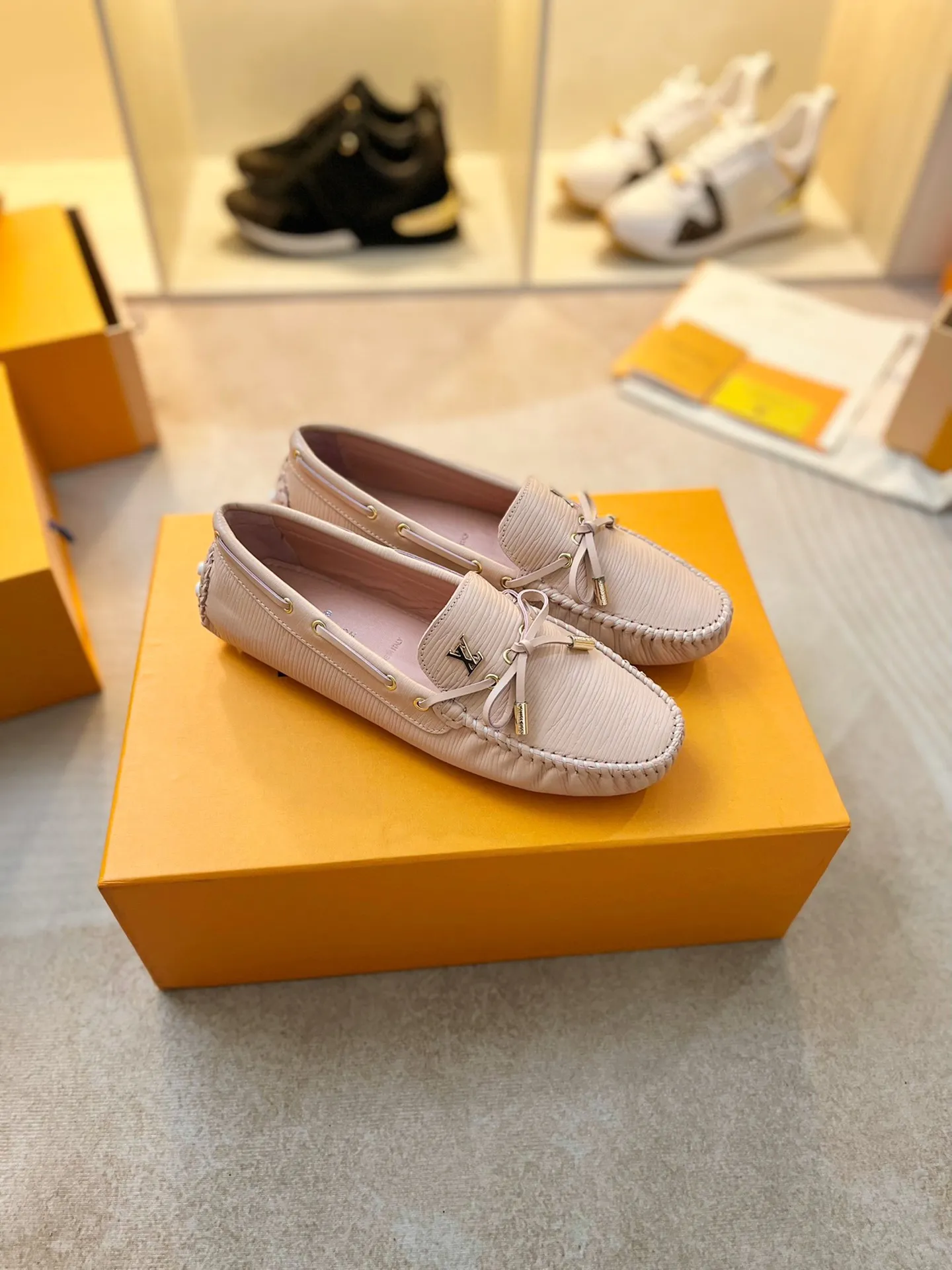 p460💰Couple model❤️🇫🇷 𝙇𝙤𝙪𝙞𝙨 𝙑𝙪𝙞𝙩𝙩𝙤𝙣 🇫🇷Louis Vuitton 2023 Classic𝓛𝓿 𝓣𝓻𝓪𝓲𝓷𝓮𝓻 Sports Series ➪➪➪¯ [Arizona Doudou Shoes Series] ▪️▪️▪️Arizona slip-on shoes are made of Monogram Eclipse canvas. Its hand-painted and dyed edges and hand-sewn uppers fully demonstrate Louis Vuitton's traditional shoemaking craftsmanship. This slip-on shoe is very lightweight. The integrated tongue and upper make it particularly comfortable and flexible. The soft outsole is equipped with rubber padding. Decorated with matching sash. Detailed features: ☑️Monogram Eclipse canvas ☑️Black Eclipse pattern ☑️Hand-painted shoe edges ☑️Hand-sewn uppers (each pair takes time to process) ☑️Integrated tongue and upper construction ☑️Outsole equipped with rubber lining ☑️size: 35_46